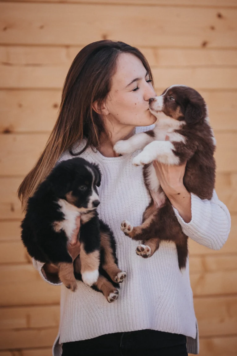 Nathalie Kleinhans mit ihren Australian Shepherds